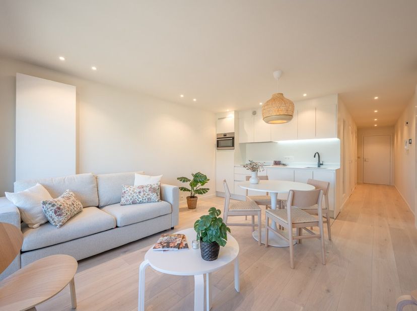 Schitterend gerenoveerd appartement op enkele passen van de Zeedijk in Heist. Het appartement is gelegen op een vijfde verdieping in residentie Royal