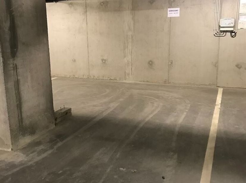 Deze centraal gelegen ondergrondse staanplaats is een echte opportuniteit. De staanplaats is centraal, maar toch rustig gelegen in het centrum van Dei
