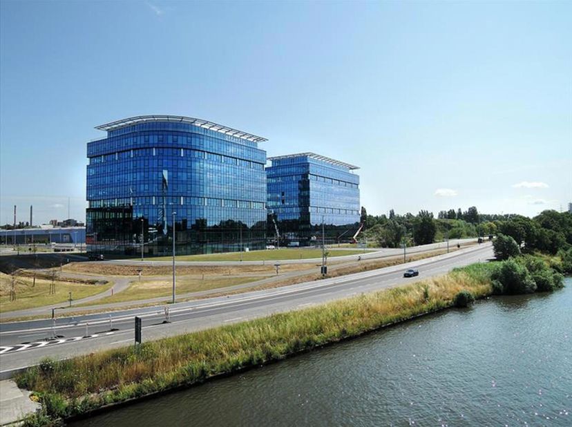 Twee kantoorgebouwen gelegen aan de kruising E40/E17/R4. Een nieuw project waarbij visibiliteit, kwaliteit en duurzaamheid centraal staan. De gebouwen