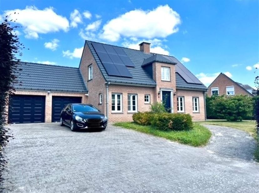 Rustig, landelijk gelegen woning op enkele min. van het centrum, station, sport, animatie en natuur. De woning is instapklaar, zeer verzorgd en beschi