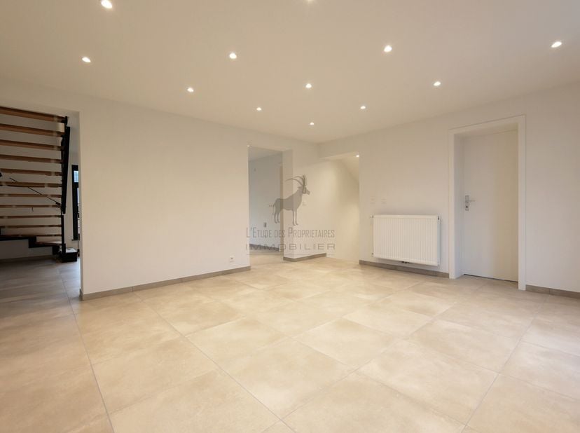 Référence Agence : V6031-1654&lt;br /&gt;
VISITE VIRTUELLE : https://envisite.net/vtour/fr/2kuar6&lt;br /&gt;
Découvrez ce magnifique duplex situé dans la charman