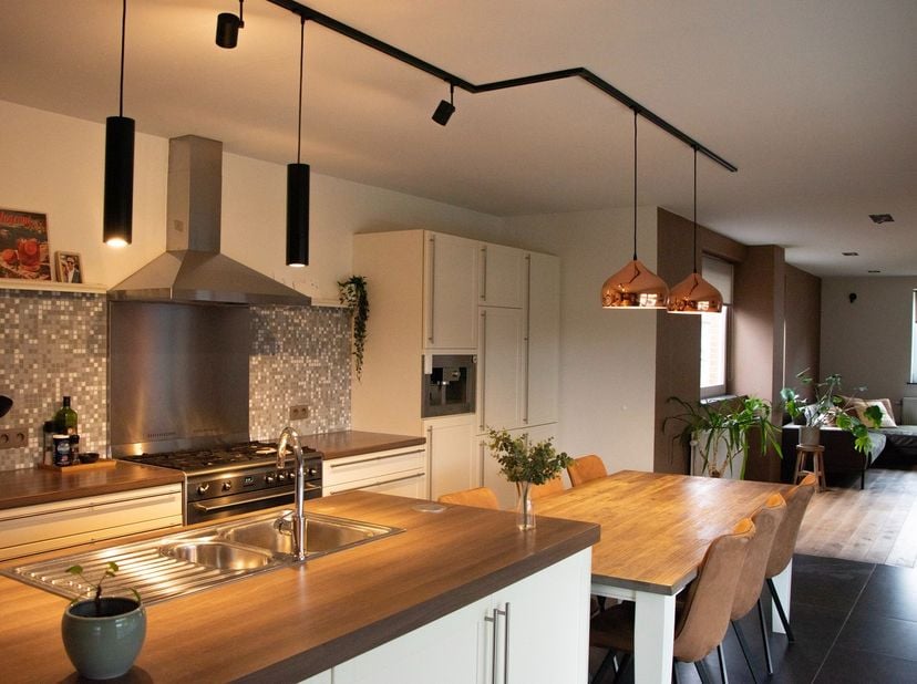Welkom in de Heiwijkerweg 8, een verrassend ruime en perfect onderhouden woning waar charme en modern comfort hand in hand gaan. Deze woning uit 1955