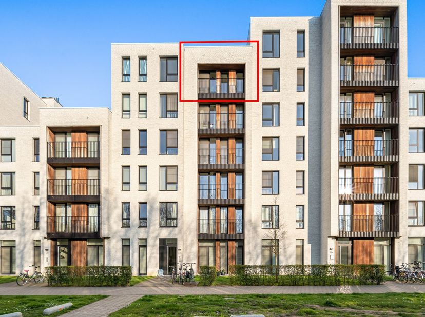 Welkom in deze prachtige penthouse, gelegen aan de Hendrik Van Veldekesingel in het hart van hasselt. Zoek je een perfecte combinatie van twee werelde