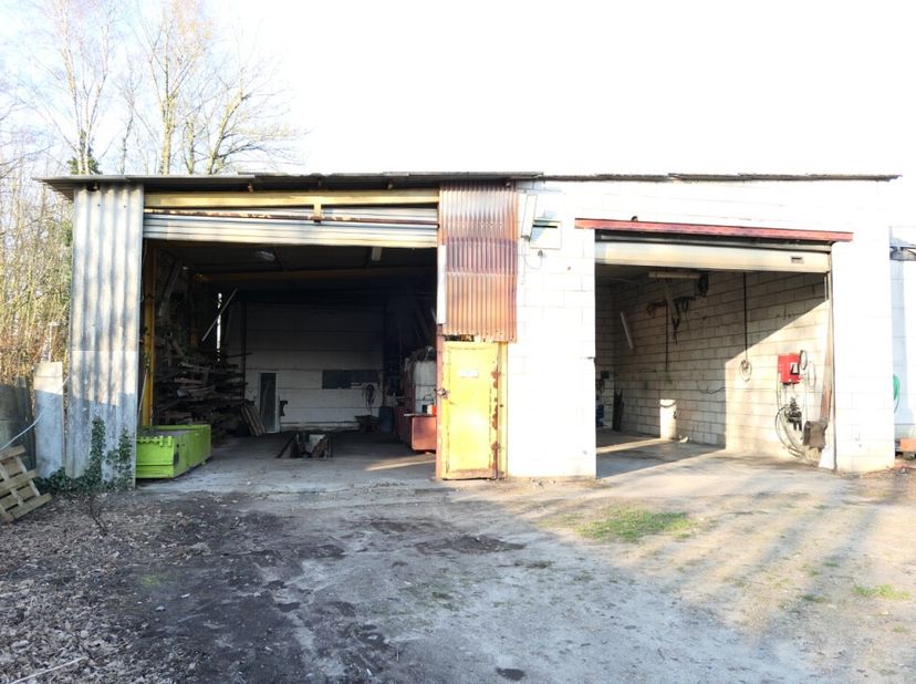 Bien professionnel à louer
                    à 2235 Westmeerbeek