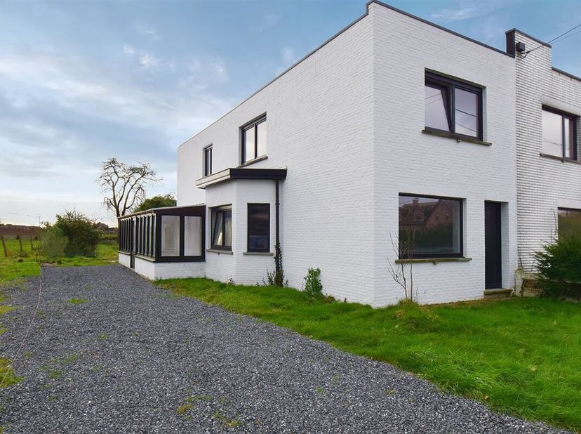 Ontdek deze charmante woning in het hart van Booischot! Op een royaal perceel van 617 m² biedt dit huis een perfecte balans tussen ruimte en comfort.&lt;