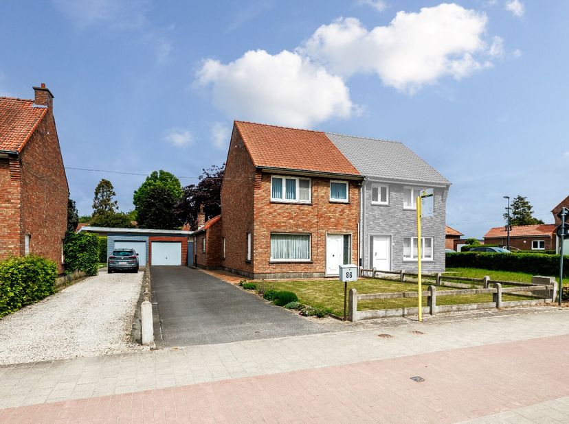 Deze degelijke halfopen bebouwing met garage en toffe tuin is perfect onderhouden en direct bewoonbaar. De woning is een uitstekende basis om jouw woo