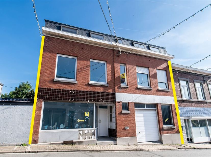 AVIS AUX INVESTISSEURS : SPACIEUSE MAISON (+/- 400M² BATIS) AUX MULTIPLES POSSIBILITÉS (école, bureaux, profession libérale etc.) composée de: &lt;br /&gt;
