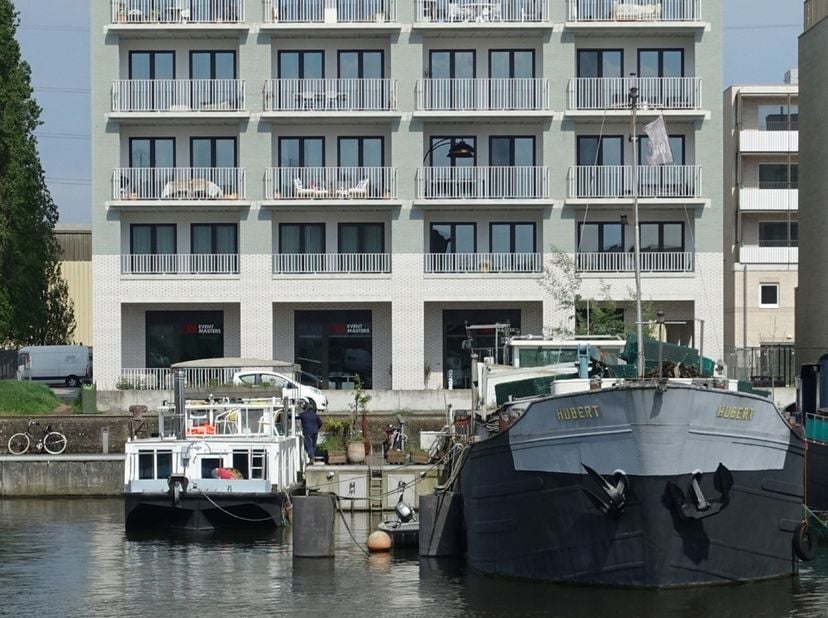 In het vernieuwende stadsdeel De Nieuwe Dokken in Gent komt een unieke kantoorruimte van 249 m² beschikbaar in het hedendaagse gebouw De Bijoux, pal a