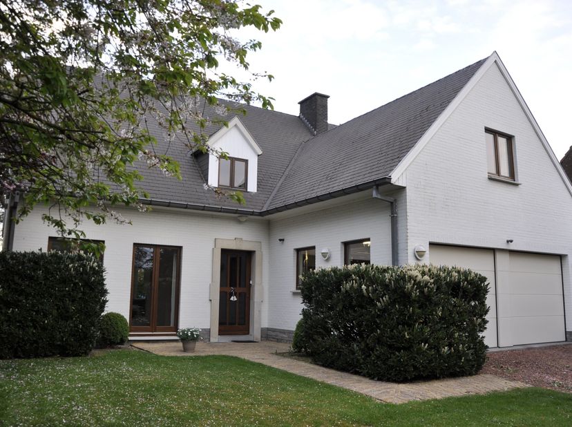 Vrijstaande villa met alle moderne comfort, mooi gelegen op een perceel van 1200 m² op toplocatie.&lt;br /&gt;
&lt;br /&gt;
Deze ruime villa (woonopp. 256m²) heef