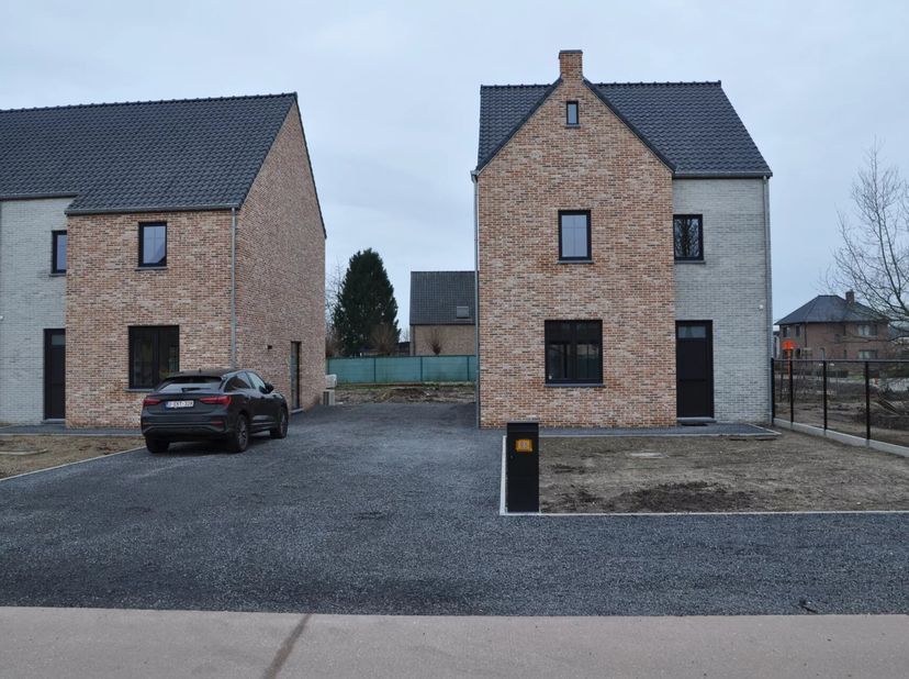PRACHTIGE EN TIJDLOZE NIEUWBOUWWONING MET 3 SLPK&#039;S IN OUDSBERGEN (OPGLABBEEK)&lt;br /&gt;
Ontdek deze knappe nieuwbouwwoning op de Weg naar Gruitrode in Oud