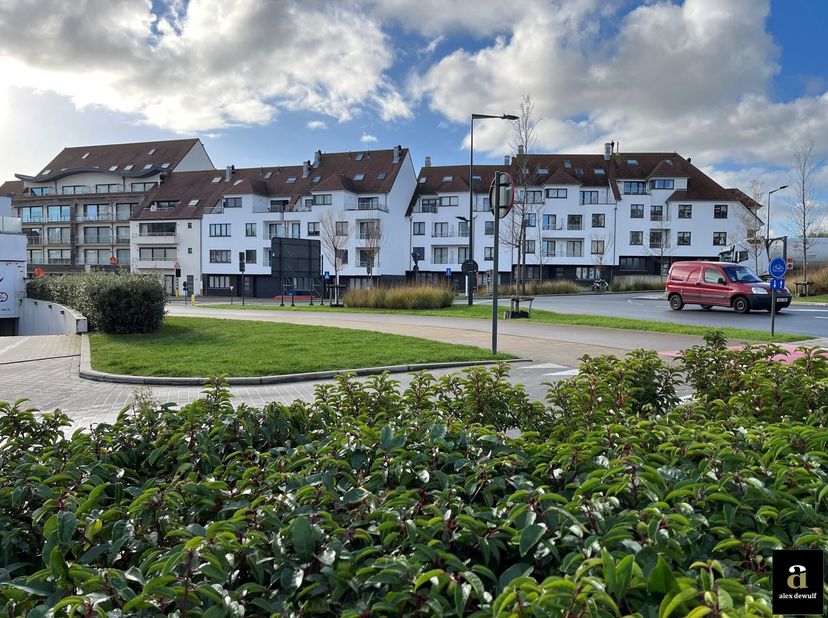 Près de la plage de Heist, nous proposons cet appartement au premier étage avec deux chambres doubles. Il y a une terrasse à l&#039;arrière. Possibilité d&#039;