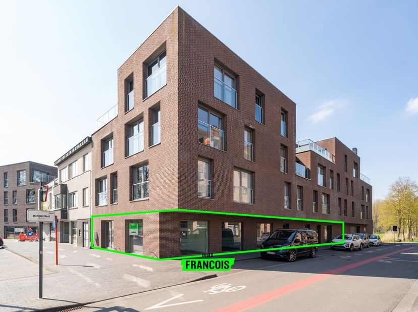Op zoek naar een commerciële toplocatie om jouw zaak te vestigen of te investeren in vastgoed met potentieel? Dit ruime handelspand, gelegen op wandel