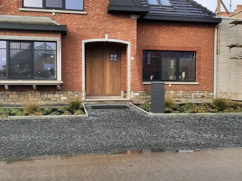 Ruime eengezinswoning met zuidgerichte tuin, terras, garage en 3 parkeerplaatsen. Volledig gerenoveerd in 2021.&lt;br /&gt;
Centrale verwarming met gas.&lt;br