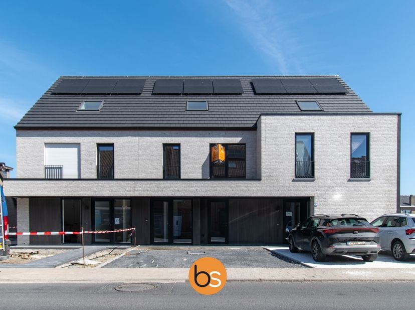 In het centrum van Sint-Eloois-Winkel, ligt deze volledig hoogwaardig afgewerkte woning. &lt;br /&gt;
&lt;br /&gt;
De woning bestaat uit een ruime inkomhal met ga