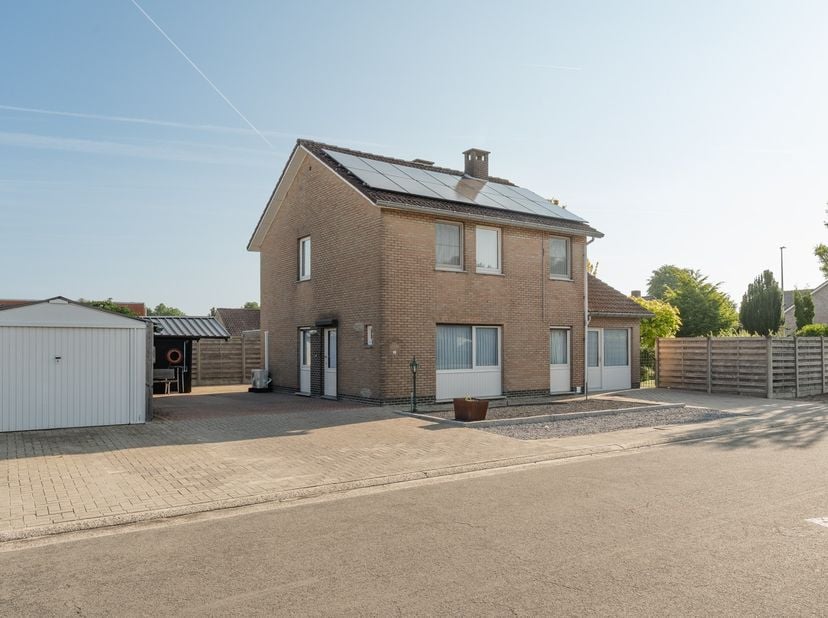 Mooie vrijstaande woning rustig gelegen op 574 m² met mooie aangelegde privé tuin en met indeling: op gelijkvloers: mooie woonkamer, aparte keuken met