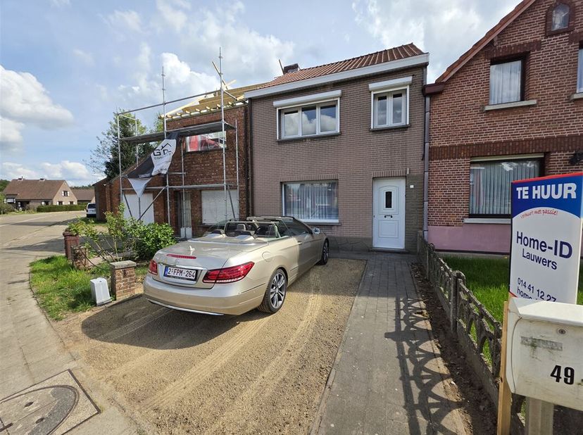 harmante maison rénovée avec un grand jardin. Cette maison récemment rénovée a été remise au goût du jour par son propriétaire. Entièrement isolée, no
