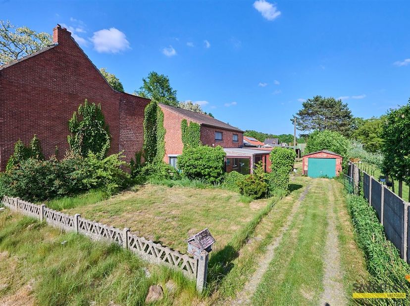 Rustig gelegen woning met veel grond en nog meer atelier-, hobby of werkruimte, zo kan je deze renovatiewoning best omschrijven.&lt;br /&gt;
Met de nodige l