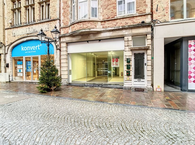 Handelspand (102 m²) te huur pal in het centrum van Ieper. &lt;br /&gt;
Specificaties:&lt;br /&gt;
- Commerciële ruimte&lt;br /&gt;
- Sanitair&lt;br /&gt;
- Kitchenette&lt;br /&gt;