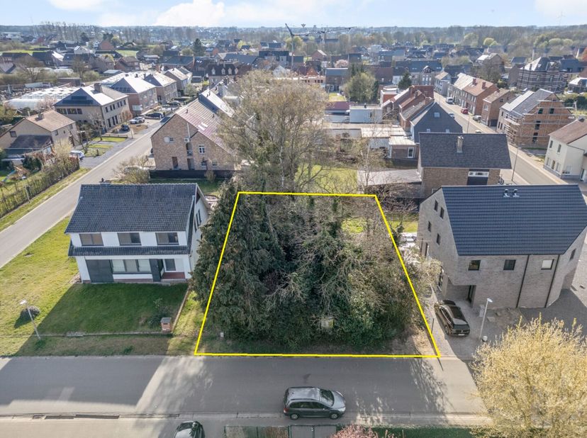 Dit perceel bouwgrond op een oppervlakte van 5a24ca is bestemd voor open bebouwing, en gelegen langs de Broodmolderstraat, vlakbij het centrum van het