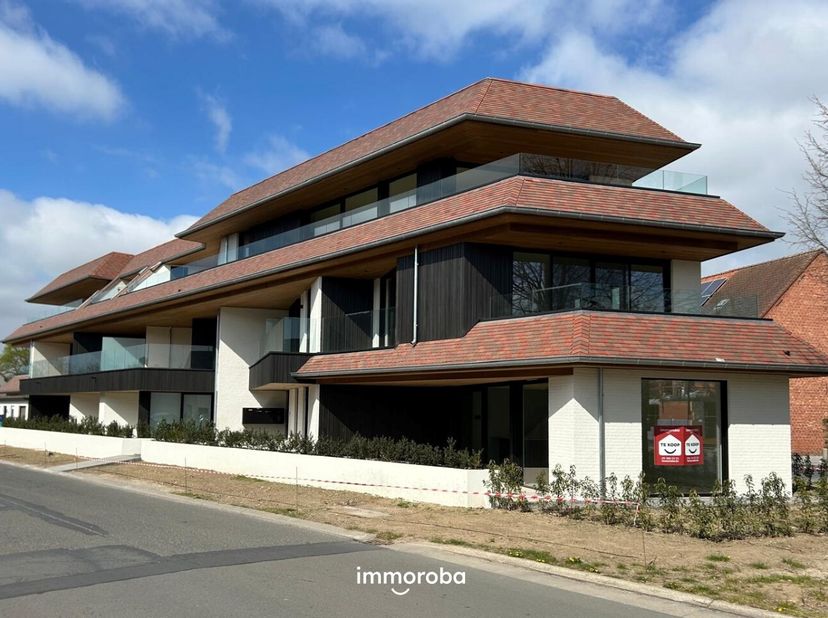 Ontdek dit uitzonderlijk penthouse in het hart van Waregem, waar comfort, stijl en locatie samenkomen. Dit exclusief appartement biedt een luxueuze af