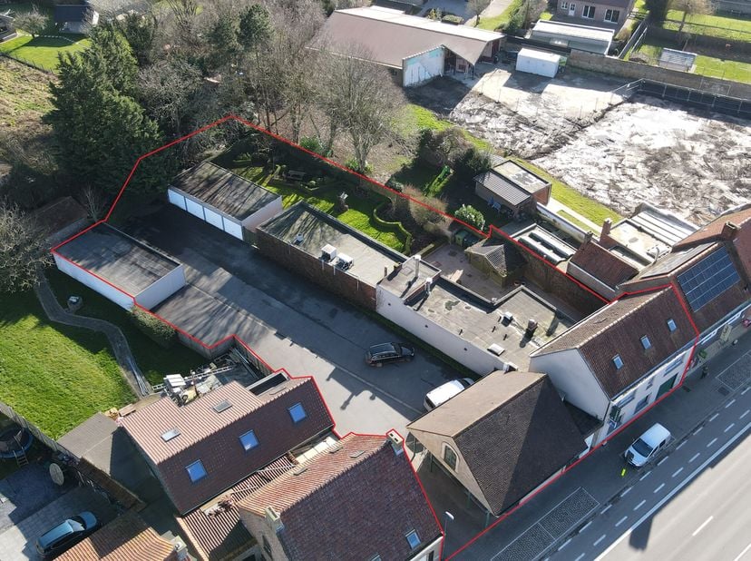 Op een grondoppervlakte van 1.843 m² bevindt zich deze polyvalente eigendom te koop in Woumen. Gelegen langs de Woumenweg, een belangrijke invalsweg r