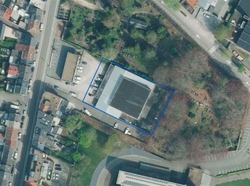 Dit uitstekend gelegen perceel in het centrum van Hasselt nabij bruisende handel, (hoge)scholen, het station van Hasselt en Quartier Bleu biedt ruime