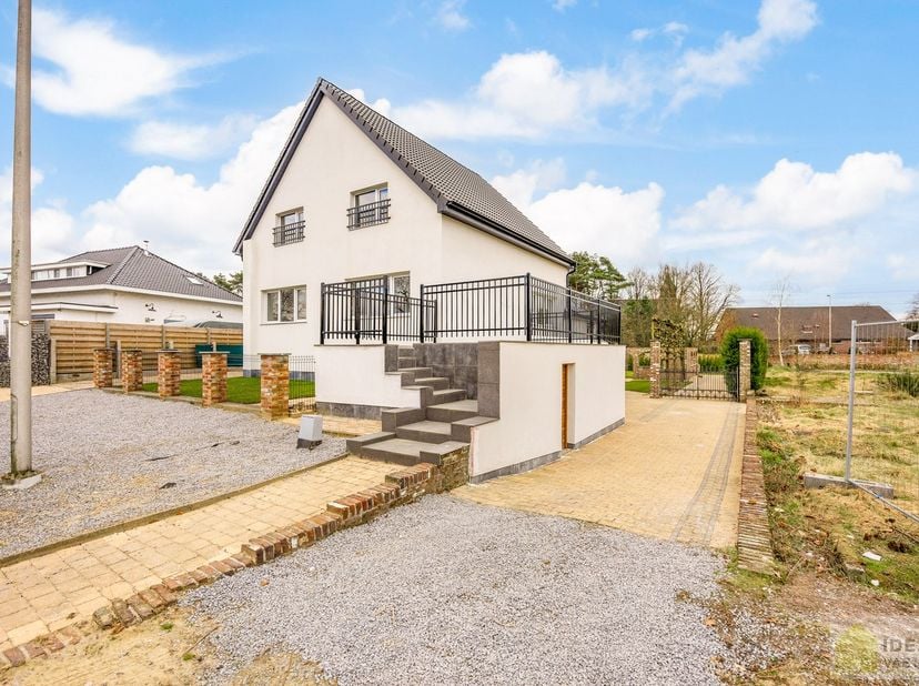 VOLLEDIG GERENOVEERD INVETERINGSPAND BESTAANDE UIT 2 WOONEENHEDEN OP EEN RUIM PERCEEL VAN 10A 25CA! HET PAND BESTAAT UIT EEN WONING MET 3 SLAAPKAMERS