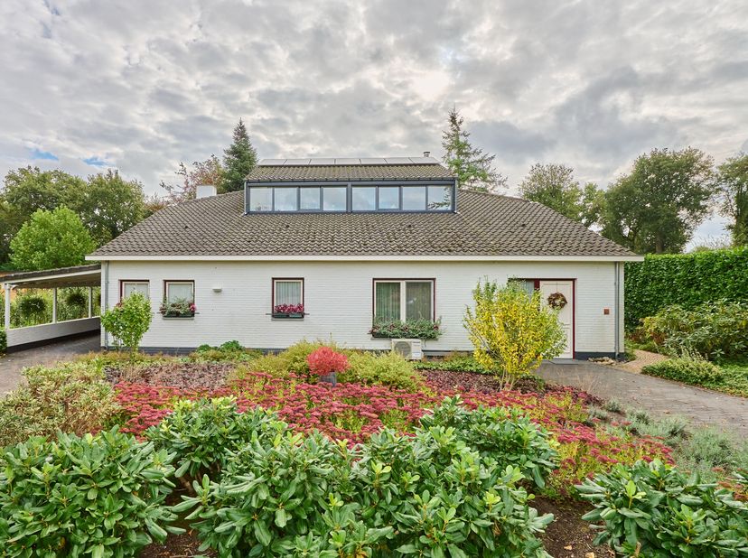 Deze goed onderhouden woning is gelegen in de villawijk &#039;de Kolleberg&#039; in Achel. Een rustige en groene omgeving nabij winkel- school- en sportfacilite