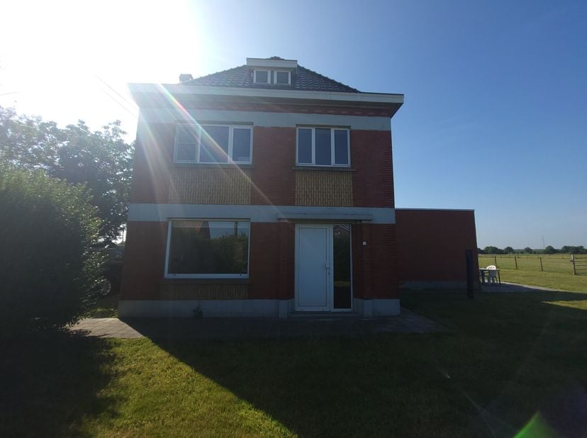 Alleenstaande woning met grote weide en stalling&lt;br /&gt;
&lt;br /&gt;
Deze woning te Meigem heeft volgende indeling: inkomhal, ruime en lichtrijke living, vol
