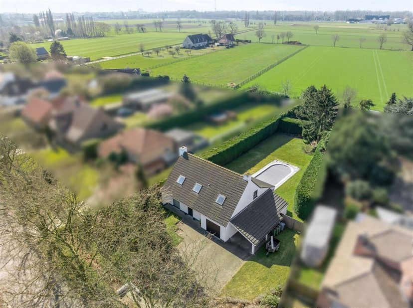 Goed onderhouden villa met 3 slaapkamers en zwembad op circa 1300m² te Ekeren - Mariaburg te koop!&lt;br /&gt;
Ligging: Puihoek, Ekeren. Een top ligging en