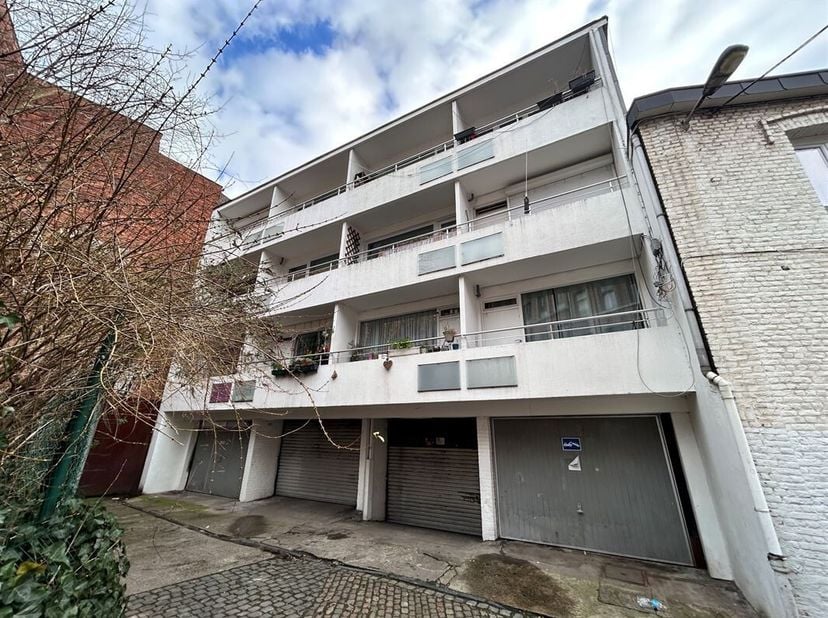 Box de garage (n°20) idéalement situé sur le Boulevard de la Sauvenière 110 au 3ème étage d&#039;un complexe proche du centre-ville. Occasion à saisir pour