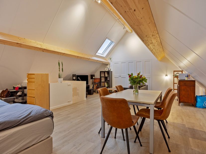 Deze gezellige ruime woning in Mol is de perfecte woning voor wie op zoek is naar een ruime open bebouwing nabij het centrum van Mol en zelf inspraak