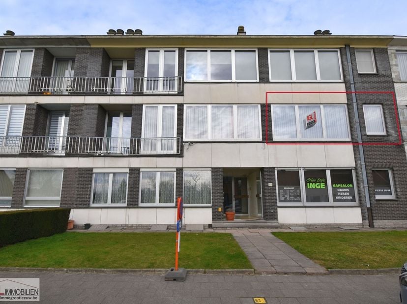 Immo Groot Leeuw stelt u dit appartement voor dat zich op de eerste verdieping bevindt van een kleinschalig en goed onderhouden gebouw zonder lift met