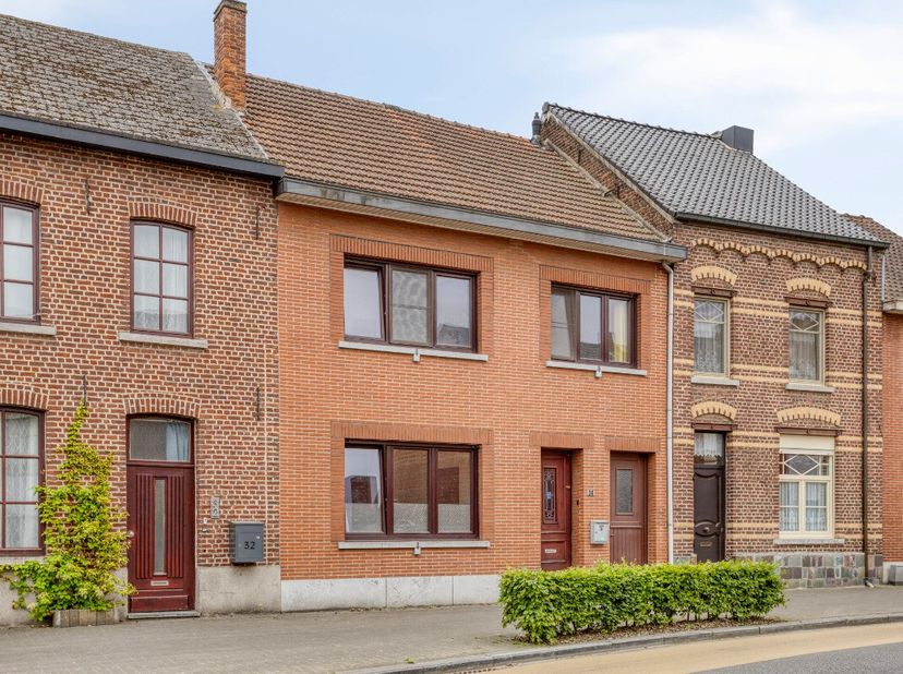 Zichem: instapklare woning met zonnepanelen te koop Deze aangename rijwoning bevindt zich in een rustige, residentiële buurt in Zichem, een deelgemeen