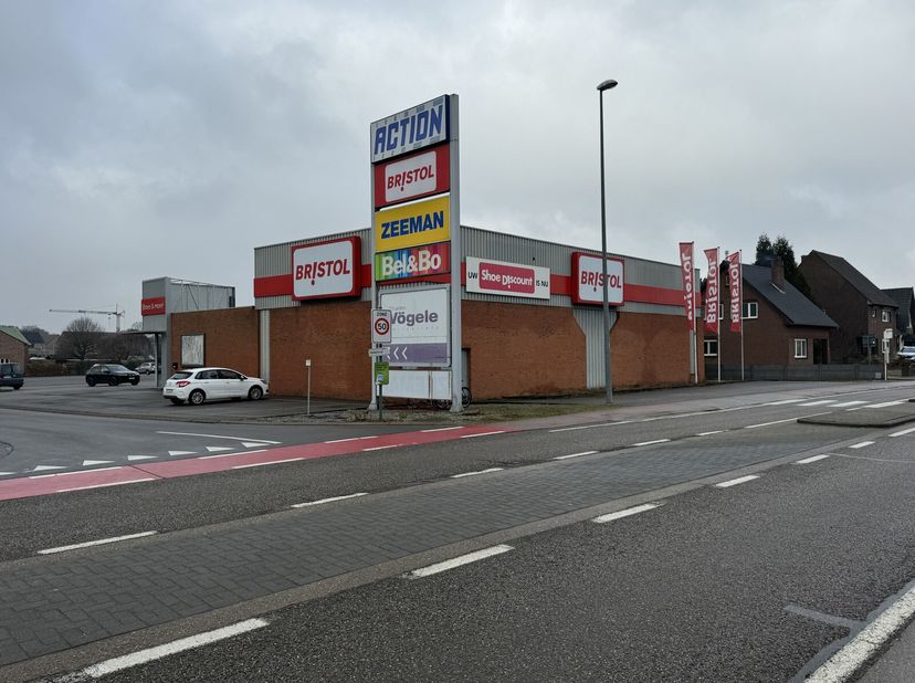 DG Real Estate werd exclusief aangesteld als makelaar voor de verhuur van dit commercieel handelspand (ex-Bristol) in Oudsbergen.Zeer goed gelegen aan
