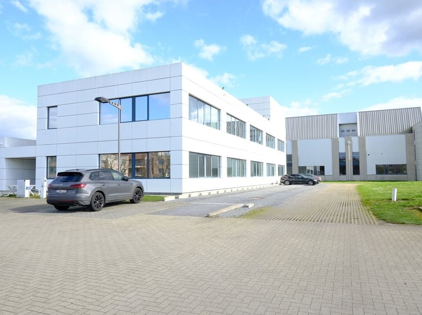 Gelegen op industriepark Ekkelgarden in Hasselt.  Gelegen  vlak bij de autosnelweg en op 2.5 km afstand van het station van Hasselt.&lt;br /&gt;
&lt;br /&gt;
Mode