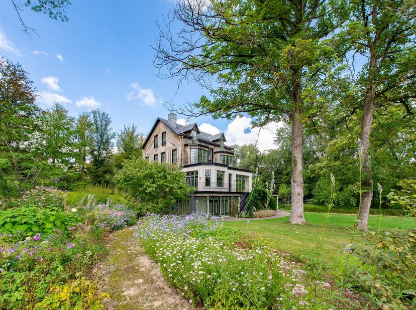 Ideaal gelegen op een steenworp afstand van het Château de la Hulpe, is dit pand gelegen op een prachtig perceel van ± 10 are, ontworpen door de archi