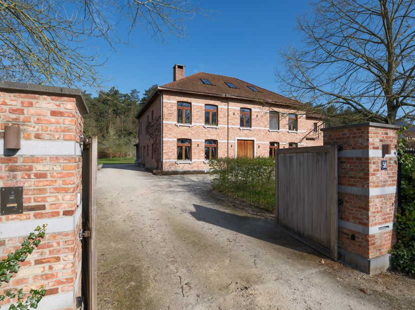 Située au calme dans le vert Herselt, on peut trouver cette villa de caractère sur un grand terrain de 36 ares. Vivre, travailler et se détendre vont