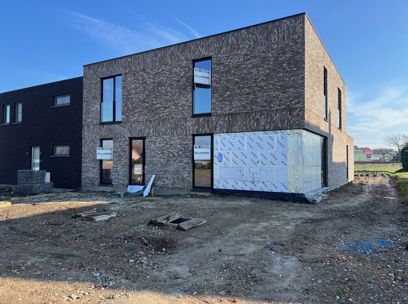Het moderne project Tribus is een sfeervolle, kleinschalige residentie met slechts 3 appartementen gekleed in een tijdloze architectuur en dit op ampe