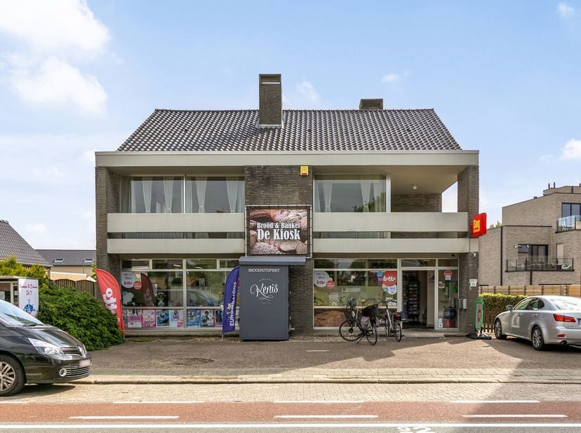 In het centrum van Molenbeersel gelegen handelspand met ruim appartement op een perceel van 07a 25ca. Het handelspand, waarin momenteel een winkel uit