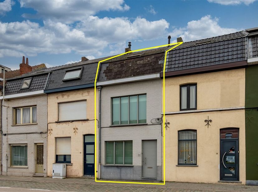 Deze architecturale woning geniet van een gunstige ligging met alle voorzieningen zoals winkels, scholen en openbaar vervoer op wandelafstand. Daarnaa