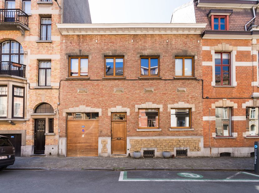 SCHAERBEEK, vlakbij Square Vergote, charmant WOONHUIS (6bed/3bath) van +/- 236m² bewoonbare oppervlakte, gebouwd in 1929 op een perceel van 3 aren 60.
