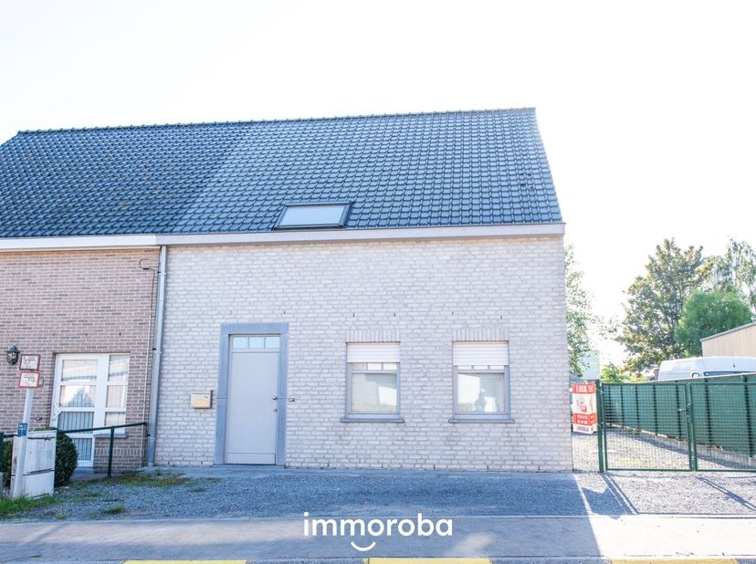 Moderne halfopen bebouwing, centraal gelegen. De woning heeft volgende indeling: inkom met gastentoilet, lichtrijke leefruimte, gesloten keuken met to