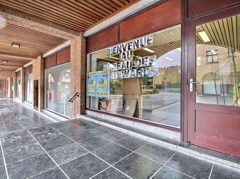 VASTE SURFACE COMMERCIALE EN PLEIN COEUR DU CENTRE-VILLE DE MOUSCRON OFFRANT DE NOMBREUSES POSSIBILITES D&#039;AMENAGEMENTS