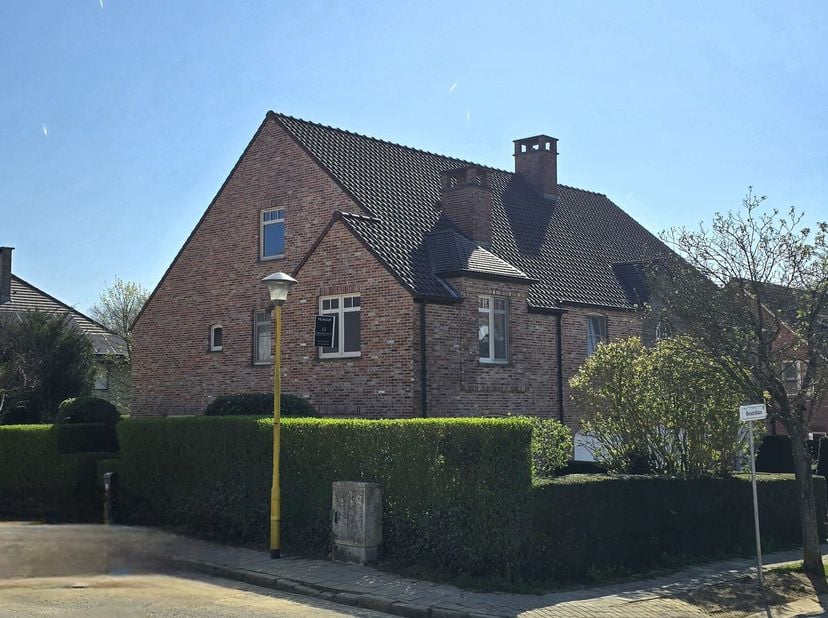 Deze prachtige 3-gevelwoning in een rustige villawijk, nabij het centrum van Meise, heeft alles wat je zoekt! Ideaal voor wie de natuur en rust wil co