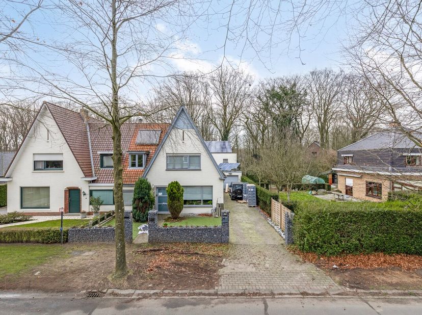 Halfopen bebouwing met burelen, loods/garage, magazijn en bovenliggend te renoveren appartement. De indeling is als volgt:&lt;br /&gt;
&lt;br /&gt;
GVL: inkomhal,
