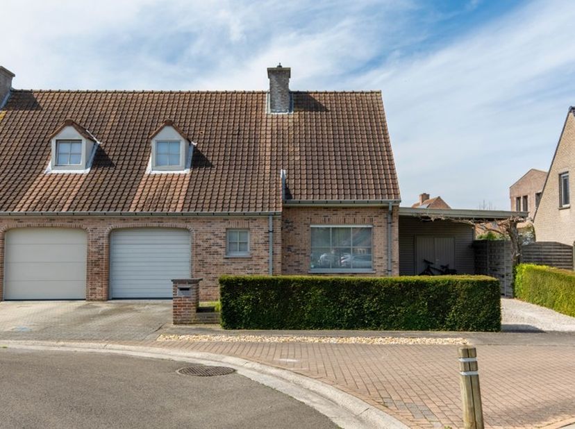 Deze ruime half-openbebouwing is een ideale woning voor wie in alle rust wil wonen doch dicht bij verschillende uitvalwegen wens te wonen. De woning h