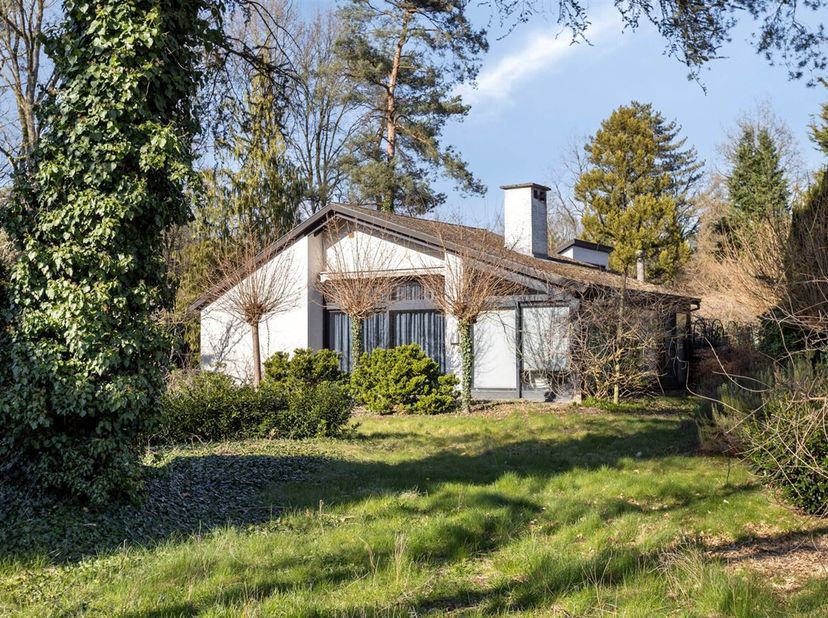 Te renoveren/af te breken woning op een prachtig perceel van +/- 59a18ca in een rustige wijk te KEERBERGEN. De woning en bijgebouw bevat een bewoonbar