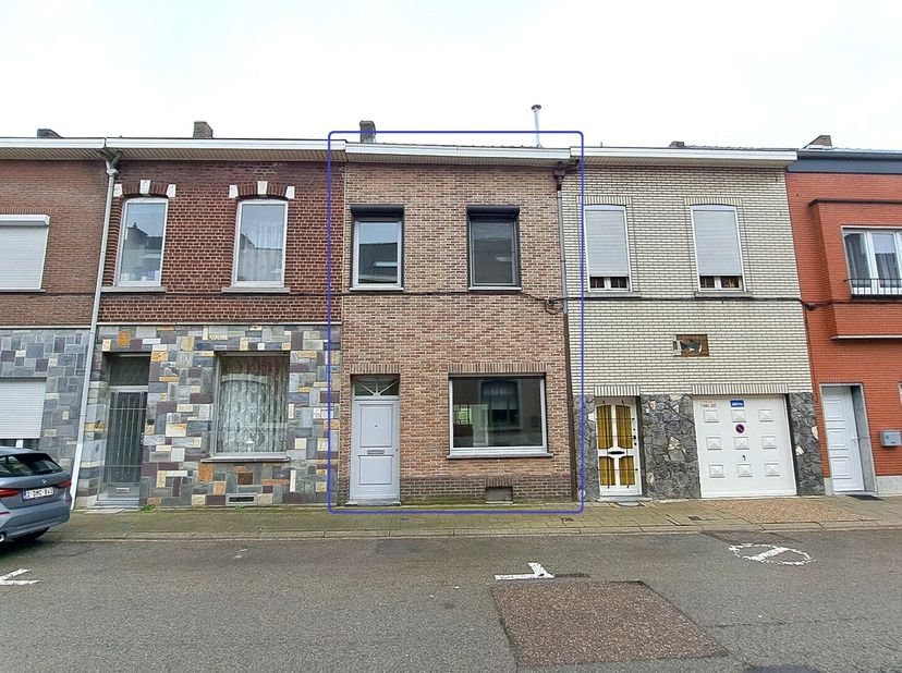 Gerenoveerde woning met grote tuin , 10 zonnepanelen van 430 wp, 4 slaapkamers, badkamer en douchekamer gelegen op wandelafstand van het centrum. De w