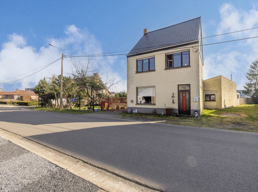 Deze ruime gezinswoning, gelegen in het rustige Balen-Wezel, biedt heel wat mogelijkheden en comfort. Met een totale bebouwde oppervlakte van 238 m² o
